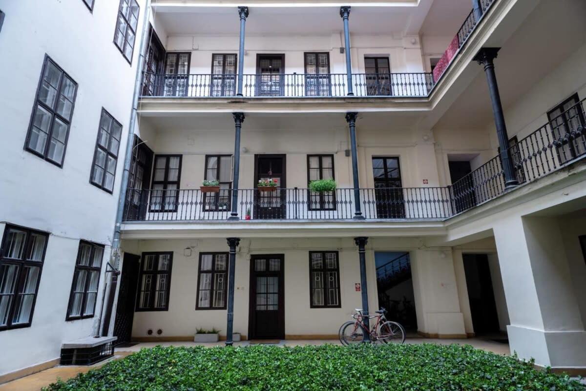 Lovely Downtown Apartment Close To The Basilica Boedapest Buitenkant foto