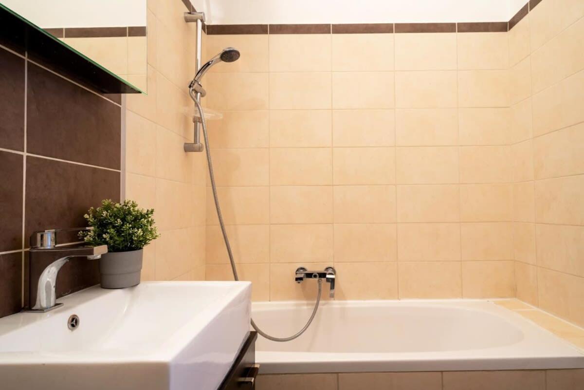 Lovely Downtown Apartment Close To The Basilica Boedapest Buitenkant foto